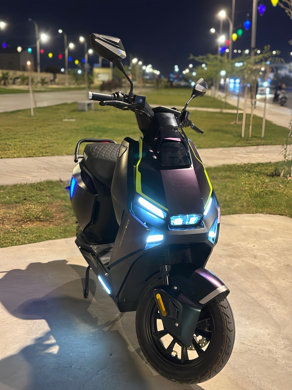 🔴 دراجه شحن شكل مميز 🔥
دراجة شحن دراجة كهربائية 
اللون مميز
 
بنفسجي على رصاصي 
من معرض zkh هاوجي
نضام 3 نمر سرعة  
السرعة الحقيقية 80 كيلو متر 
دراجة بعدهي جديده ماخذهة بشهر الواحد 2026 
تمشي بالشحنة الواحده 60 = 70 كيلو بالشاشة حسب الوزن او اكثر
6 بطاريات الريان افضل نوعية بالسوق
72 فولت
نضام ال P 
نضام حساسات جانبية وخلفية 
مانع للسرقة 
تشغيل
سويج 
بصمه تشغيل عن بعد 
گلوبات عالي ناصي قوي
أشاير يمنى ويسرى 
الكهربائيات كلهن شغالة 
الشاحنة الاصلية 
هورن عالي
مرايات
صندوق كبير داخلي 
الملف 2000 حقيقي 
🔴السعر :  850 الف وبيهة مجال قليل للشراي 
العنوان : البصرة : الامن الداخلي
الرقم : ***********