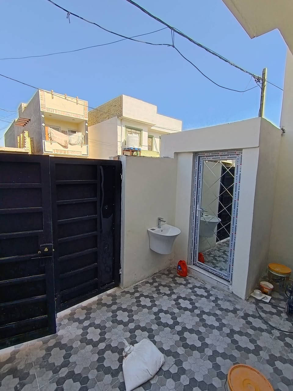 سلام عليكم
دار طابو صرف للبيع
مساحه 100م مربع 
العنوان الهاشميه حي الامير ال95
قرب تربيه الهاشميه بظهر شارع 15
بناء حديث شغل درجه أولى كله موثق
يحتوي الدار على
*غرفتين نوم  * مجمع صحيات داخلي وخارجي *مطبخ * استقبال وصاله *
للاستفسار أتصال على الارقام التاليه:
**************************
