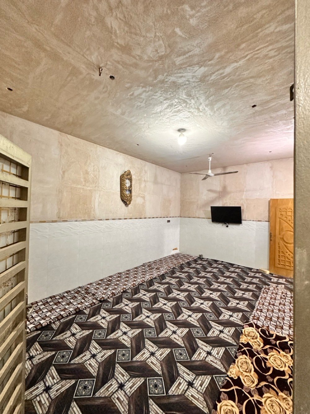 حله السياحي مكتب عقارات القيسي 

ما هي مساحة البيت الكلية؟: 
200متر 
كم عدد غرف النوم والحمامات؟: 
غرف نوم 2
حمامات واحد داخلي واحد خارجي 

موقع البيت بالتحديد؟: 
الحله السياحي قرب مكتب عقارات القيسي 
سعر البيع المطلوب؟: 
80000000
هل هناك تسهيلات في الدفع؟: 
حسب الاتفاق 