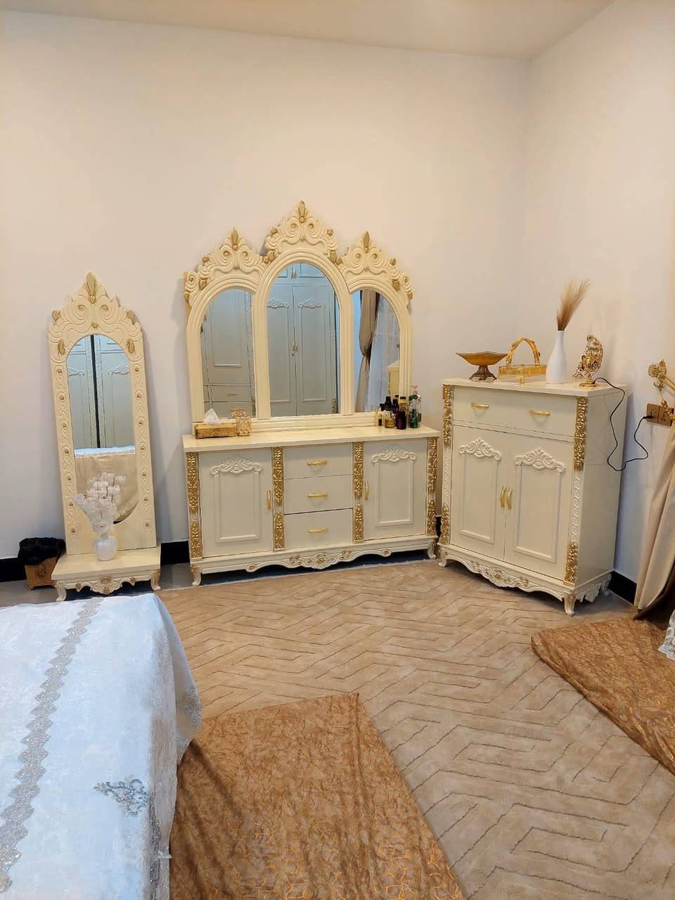 غرفة نوم للبيع بسعر مناسب
موجود انواع الغرف نوفر لكم حسب الطلب للاستفسار 
***********
