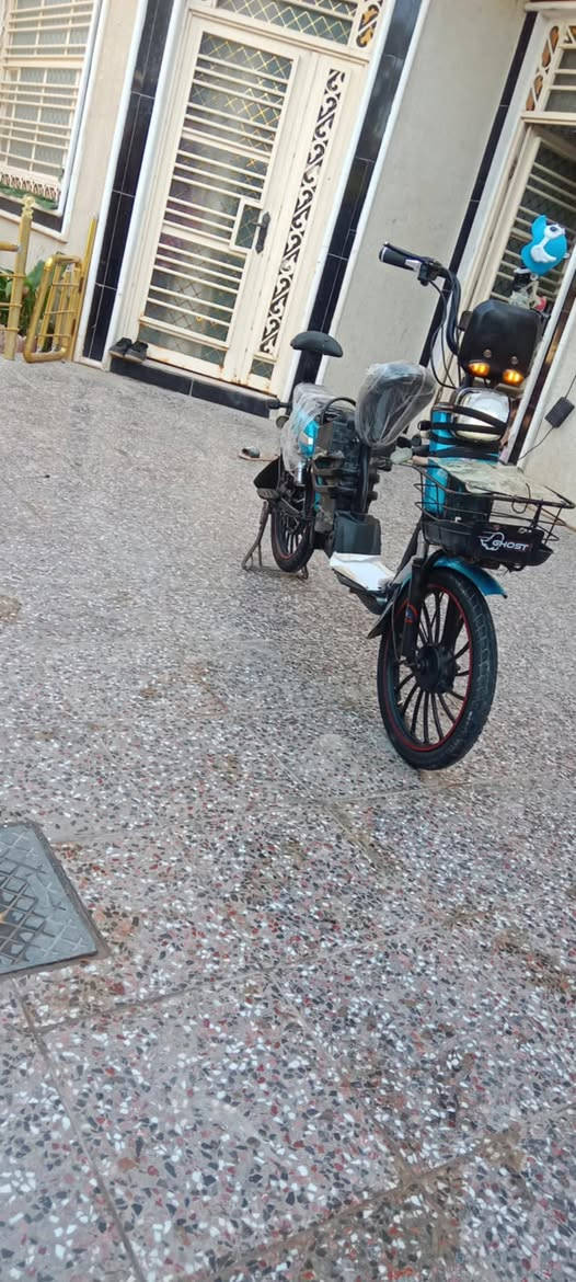 سلام عليكم دراجه شحن لبيع دراجه كلش حلوه دراجه جديده سعر 80قفل مكان حله حي عسكري شارع 80 رقم ***********
