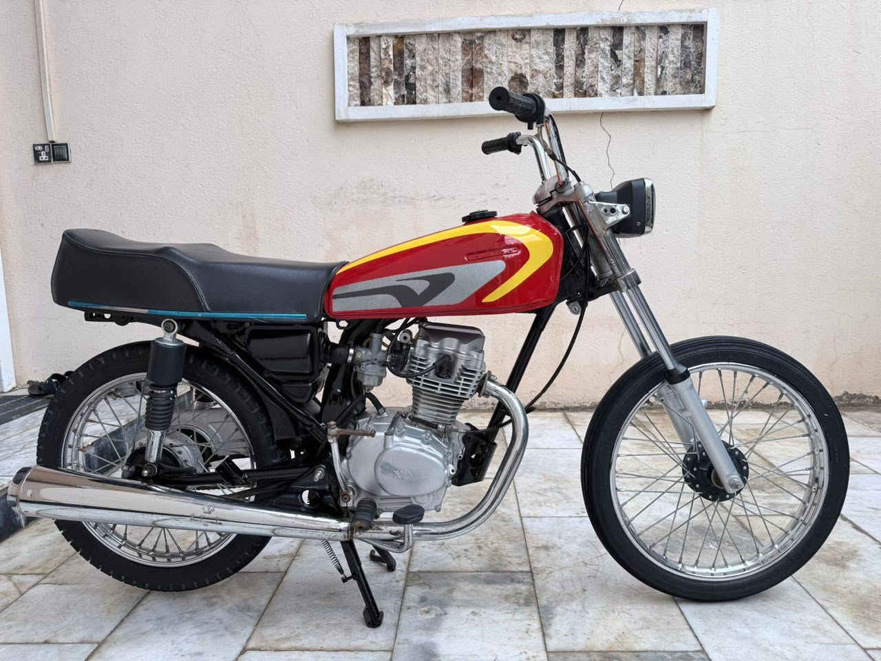 سلام عليكم دراجه للبيع  اوراق شاصي نامه ١٩شلامجه تعيمره ٢٣ مكينه مفتوحه ولفات
دراجه كامله حته سبايدر وياه بس نه ماشده 

سعر خاص مكاني ناصريه حي اور***********
