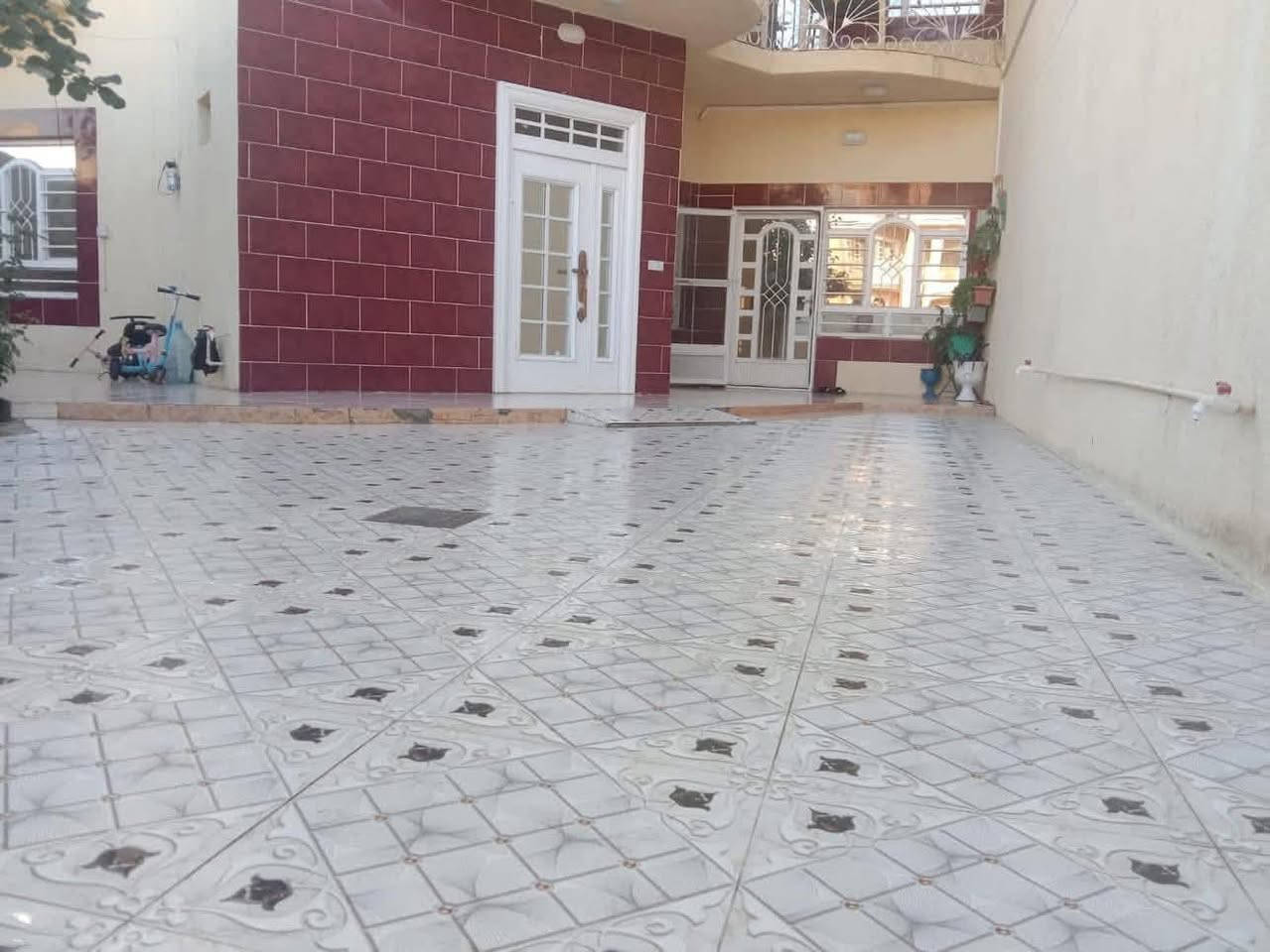 السلام عليكم بيت للبيع ٣٠٠م طابو طابقين البيت يتكون من استقبال ومطبخ حار وبارد مع كاونتر واستقبال جبير وهول داخلي والصاله مع مجمع درج ومغاسل وغرفة نوم وقاط ثاني نفس الجوه بس مابي مطبخ بس غرف نوم مع نظام دكتات مع حديقه جبيره العنوان خانقين خلف الملعب قرب المدارس للاستفسار الاتصال على الرقم ***********
