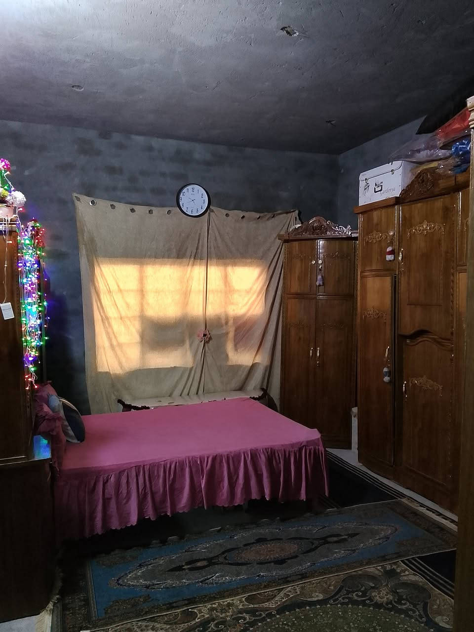 سلام عليكم بيت في حي لحكيم للبيع مساحة لبيت 612متر يحتوي 
على ستقبال 12×5
مطبخ 7×4
مدخل صاله 10×275
صاله 12×5
ثلاث غرف نوم 4×5  
البيت كل طابوك بس سياج لخارجي بلوك 
سقف صب كونكريت 
ترك داير مايدور لبيت عرض 2 متر
رقم ***********
