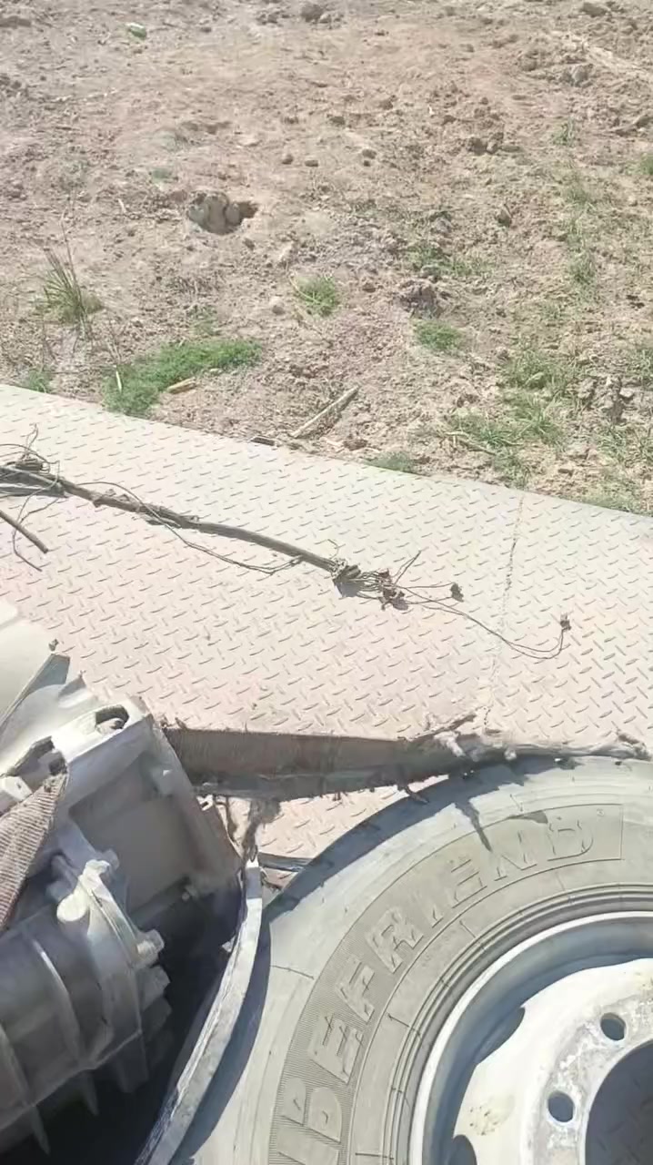 السلام عليكم فالفو 2004 سنكل امامي مدعومة ومفصخة رقام نكليزي سايلو ابيعه على وضعه كاملة ***********
