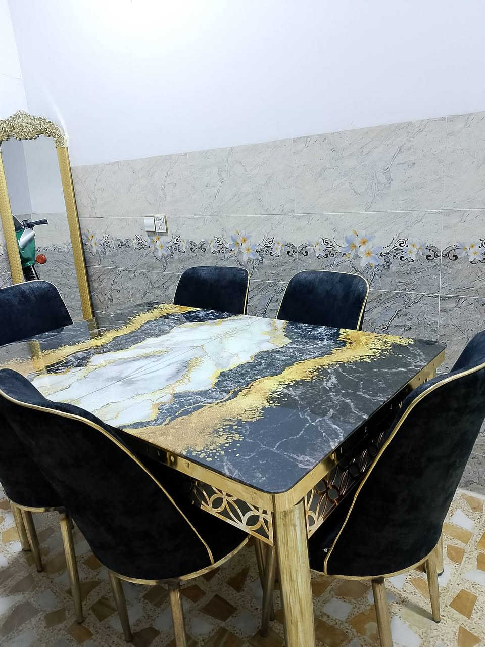 لدينا ميز طعام وكراسي 6 السعر 100 والميز 3 قطع يفتح بس القطعه داخله مكسوره مكان حي ملايين الثانية والتصال علي رقم***********
