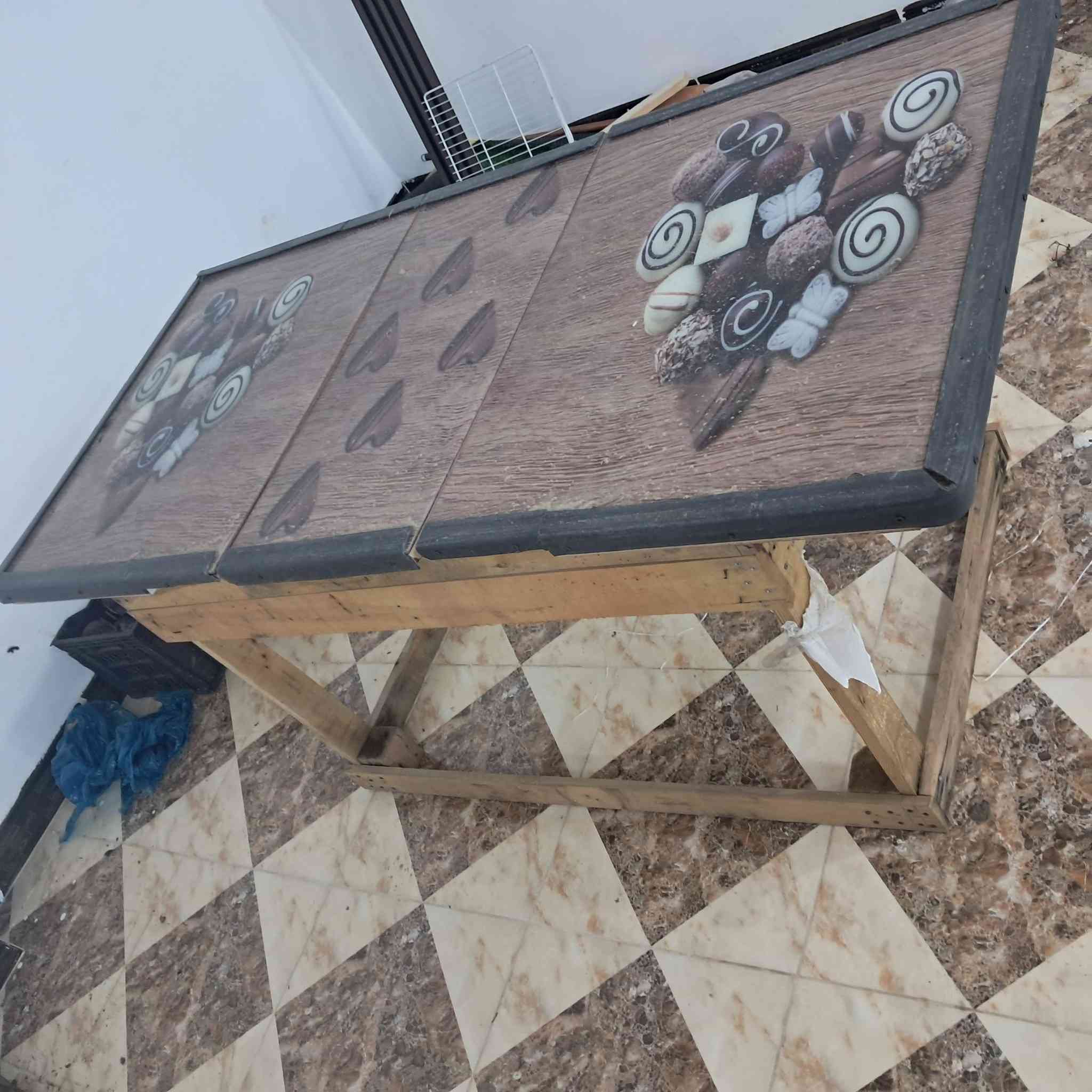 ميز طعام للبيع  للاستفسار ***********
