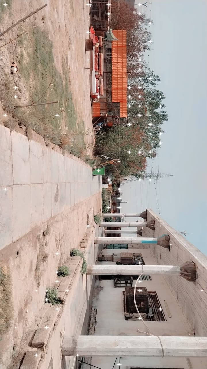 السلام عليكم دونم للبيع يحتوي على ٣ بيوت ومضيف معزول مع الخدمات الإتصال على الرقم ***********
