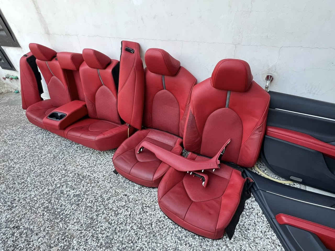 سلام عليكم للبيع غرفه كامري موديل2024 اصلي كشنات أماميه ماطوراتها ميشتغلن كشنات خلفيه كامله عظمات دشبول عدد ثنين كبيره وصغيره والتچوه .. أبيع غرفه كامله فقط 
للاستفسار ***********
