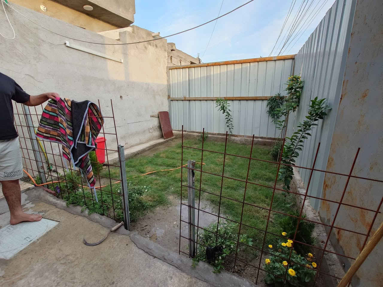 السلام عليكم بيت قاط واحد 110 متر في  مجمع فدك كامل من ناحية الكهرباء  الوطني والسحب والمجاري والأبي وهذا رقمي ***********
