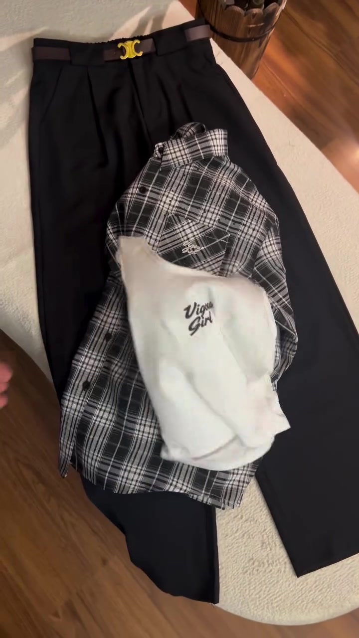مستمرين وياكم بالموديلات 🖤😎
قميص والتوب طول 75 cm 
مقاس فري يلبس 36/38/40/42/44/46
البنطرون قماش كصة عدله طول 105 سم 
مقاس 36/38/40/42/44/46
📞***********
