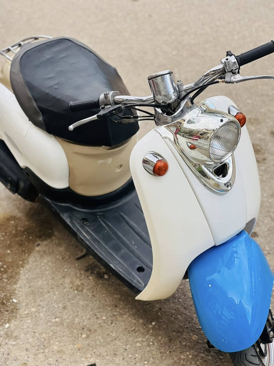 دراجه مصريه للبيع  
راجه جديده مامفتوحه مكينته ناعمه نضافه كدامك دراجه كامله ماعوزها اي شي كهربائيات كله شغاله هورن لايت اشاير سلفه شغال شخاطه عطلانه بس سعره 300 وبيه مجال مكاني ناصريه مركز 
 ( صالحيه قرب مجمع سنتر صالحيه )رقمي ***********
