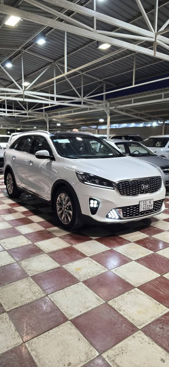 السلام عليكم 
كيا سورينتو ٢٠١٩ خليجي
٧راكب 
⭕️فول مواصفات اعلى فئة ١/١ اربع كامرات ٣٦٠درجة 
-بانوراما 
-كشن جلد 
-AWD فور ويل 
-تدفئة تبريد كشنات 
-شاحن لاسلكي 
-سايد بريك كهرباء 
-اوتو هولد 
-حساس امامي خلفي 
-لايت زينون 
-بكلايت لد 
تبريد ٣ قطع 
-جنطة كرباء ذكي تفتح عند الاقتراب 
-شباج لد واشارة متحركة
-اشارة بالمراية
-بردات خلفية بالابواب اصلية 
-بصمة
-شاشة نفكيشن خرائط 
-مرقم بغداد الجديد بأسمي شخصياً
-الملاحظات :- تعديل بارد بحافة الجنطة 
وتكحيلات بسيطة بالدعامية الامامية ومبينه بالصور 
عداد المسافة ١٤٠ الف كيلو 
⭕️العنوان /بابل/الحلة /مركز المدينة 
للتواصل والاستفسار الاتصال على الرقم التالي 
***********
