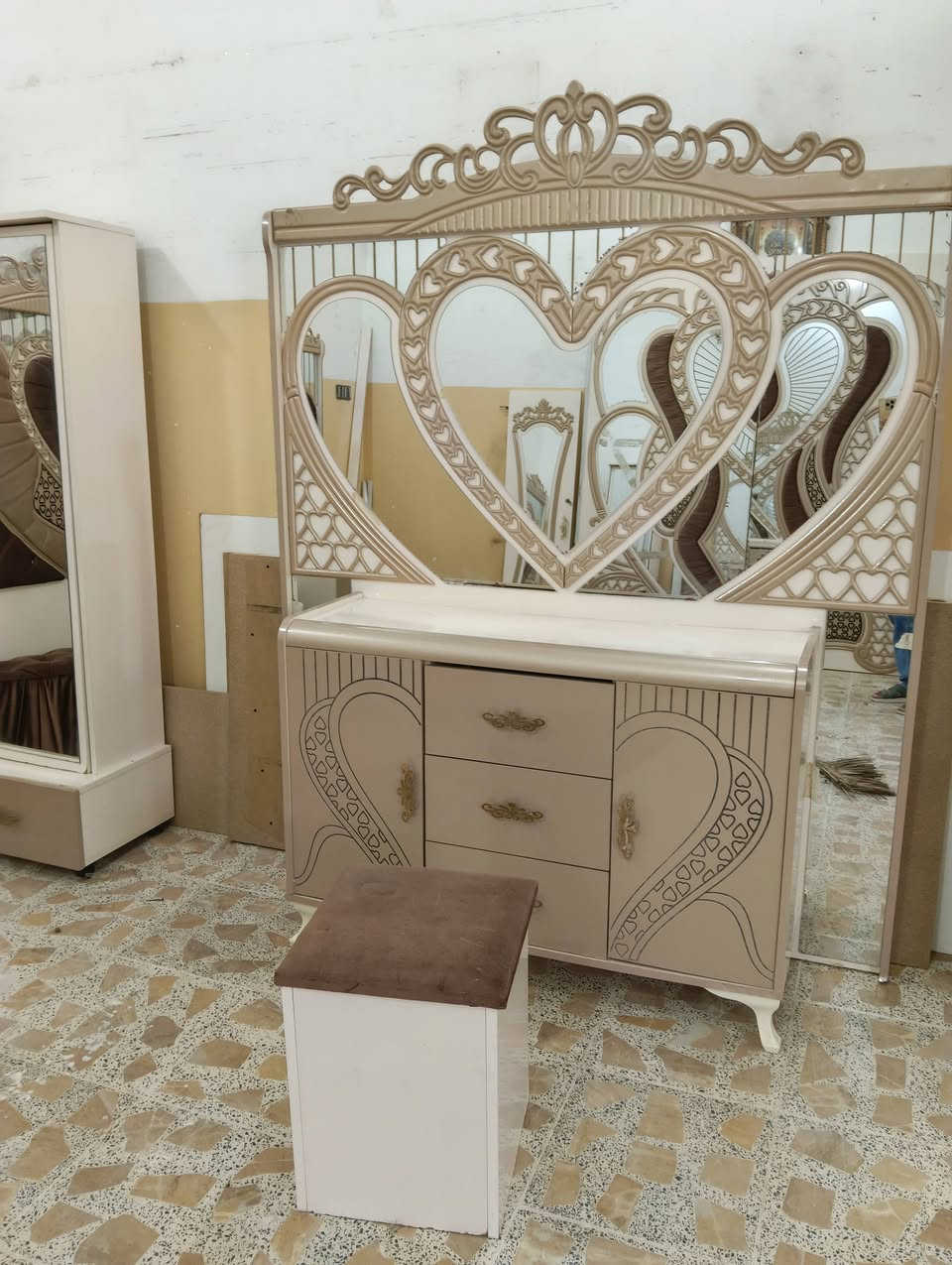 غرفة تركيه نضيفه كلش ملكية 8 قطع صبغ حراري اصلي وبرقي جوي حديد وجام ليزري ولون مميز وخشب ثقيل السعر 600 وبيه مجال بسيط اتصال علا الرقم/***********/***********/ مكان فلوجه
