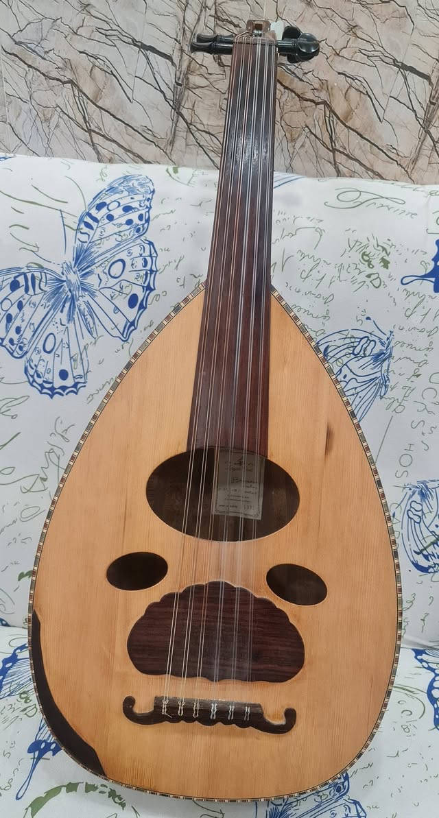 سلام عليكم للبيع عود سوري زرياب فصال عراقي مسطره وحليه وغزاله سيسم + مفاتيح ابنوس للاستفسار الاتصال على الرقم يوجد واتساب ***********
