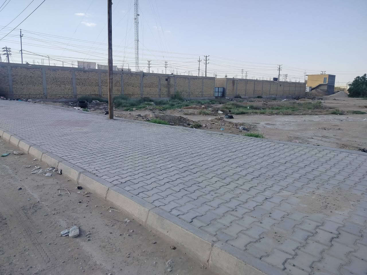 قطعة ارض للبيع مساحه 400م واجها 20ونزال 20حي الحكيم شارع ال غريب تبعد عن الشارع 50متر مثل ما موضح بالصوره وتنباع 200 هم عادي
الاستفسار الإتصال ***********
طابو زراعي 25  خدمات كامله
