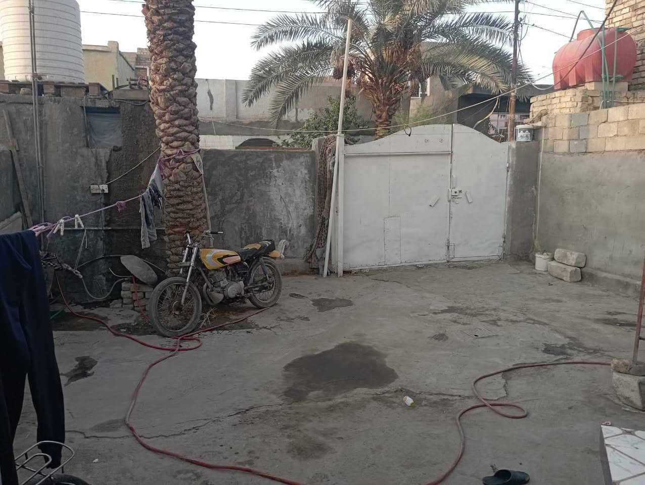 بيت للبيع طابو صرف مساحة 150 
مكان الحمزه الغربي حي العسكري شارع الحسينه خلف أبو انور المختار بيه ستقبال ومطبخ وصاله وغرفه وحمام داخلي الاستفسار ***********
