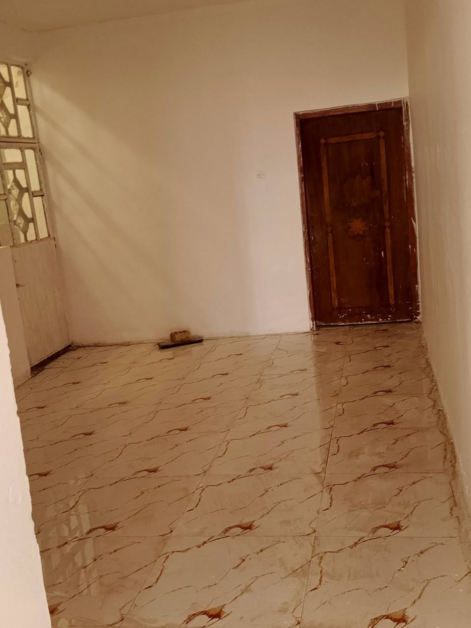السلام عليكم..بيت للايجار 
المكان حي البتول.قرب حسينة حجي راضي 
المساحة 125متر 
يحتوي على استقبال.صالة. مطبخ غرفة نوم 
البيت نظيف 
للتواصل..***********
