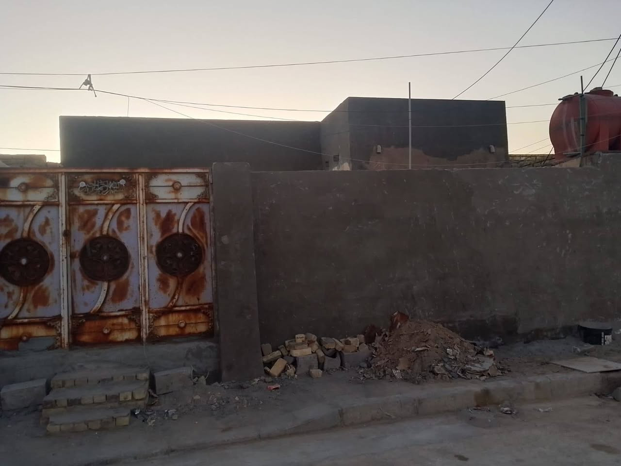 السلام عليكم دار للبيع رقم مساحه 200 متر العنوان ميسان منطقه حي السجاد قرب مدرسه يعرب والاستفسار عن هذا الرقم ما متواجد على الفيس ***********. رقم ثاني *********** /السعر 35 مليون قابل للتفاوض
