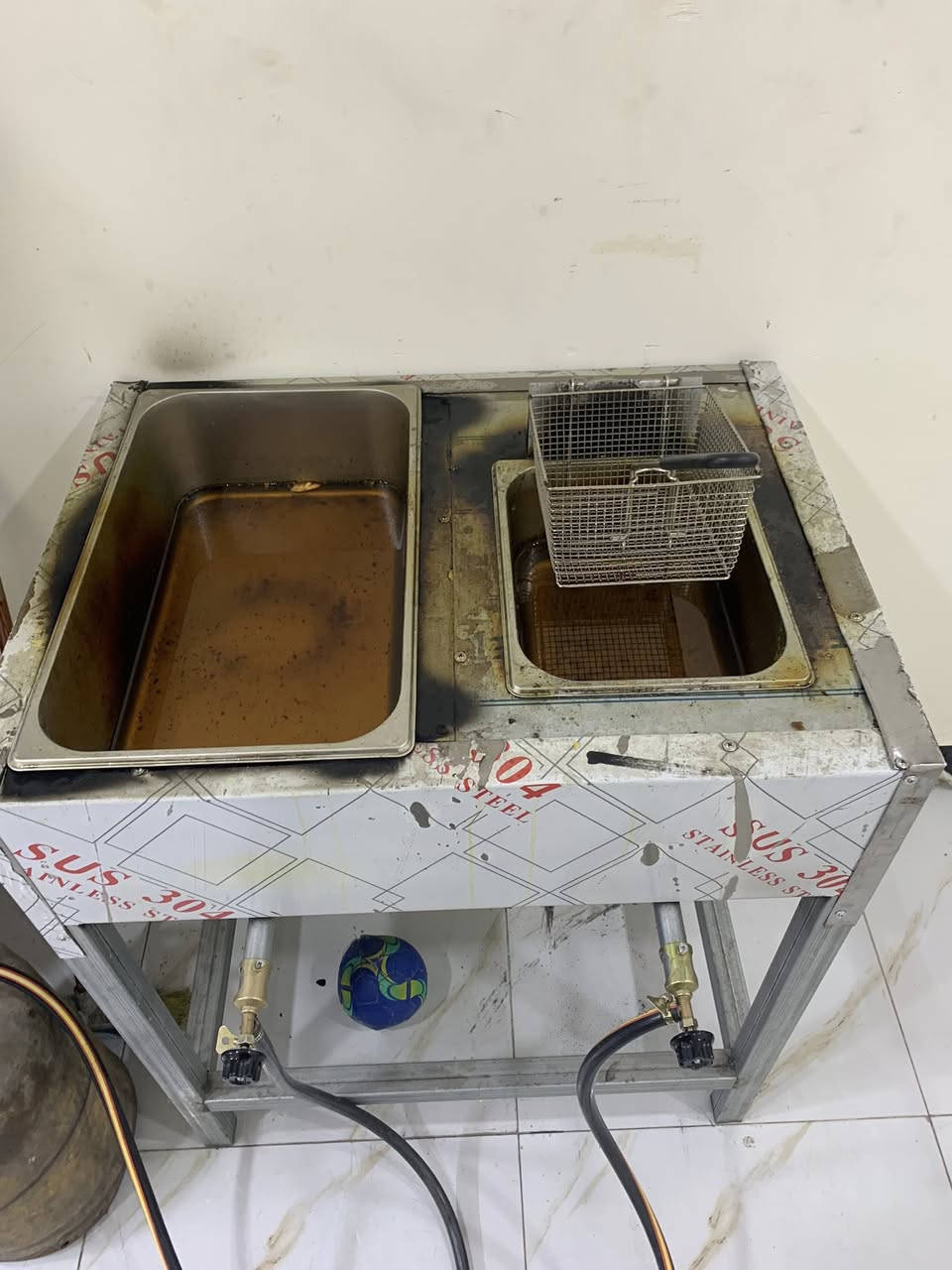 سلام عليكم متوفر عربانة لبلبي وباكلة وذرة كاملة مكملة استخدام قليل مرتبة ونضيفة تاخدة وگبل تفتح الجذور وياها ومربوطة ب بوري غاز ومنظم شي مرتب ونضيف و وياها قلاية فنكر وبتيتة حلزونية استخدام قليل وبيها منظم مربوط وكآمل مكاني بغداد الغدير قرب بغداد الجديدة للتواصل خاص او واتساب ***********
