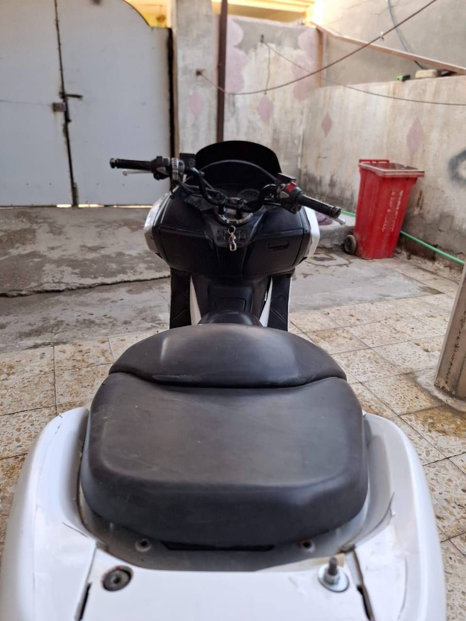 السلام عليكم فورزه0%12  مكينه  
مامفتوحه شرط مكينه لا حمواه ولا دخان ولا صوت 
كهربائيات كامله  لون احمر مغلفه ابيض اوراق كامله 
 كفرات نضافه60%100  والقايش تعبان فقط 
للمراوس فقط شعندك نزل  مكاني ناصريه سوك الشيوخ 
***********
