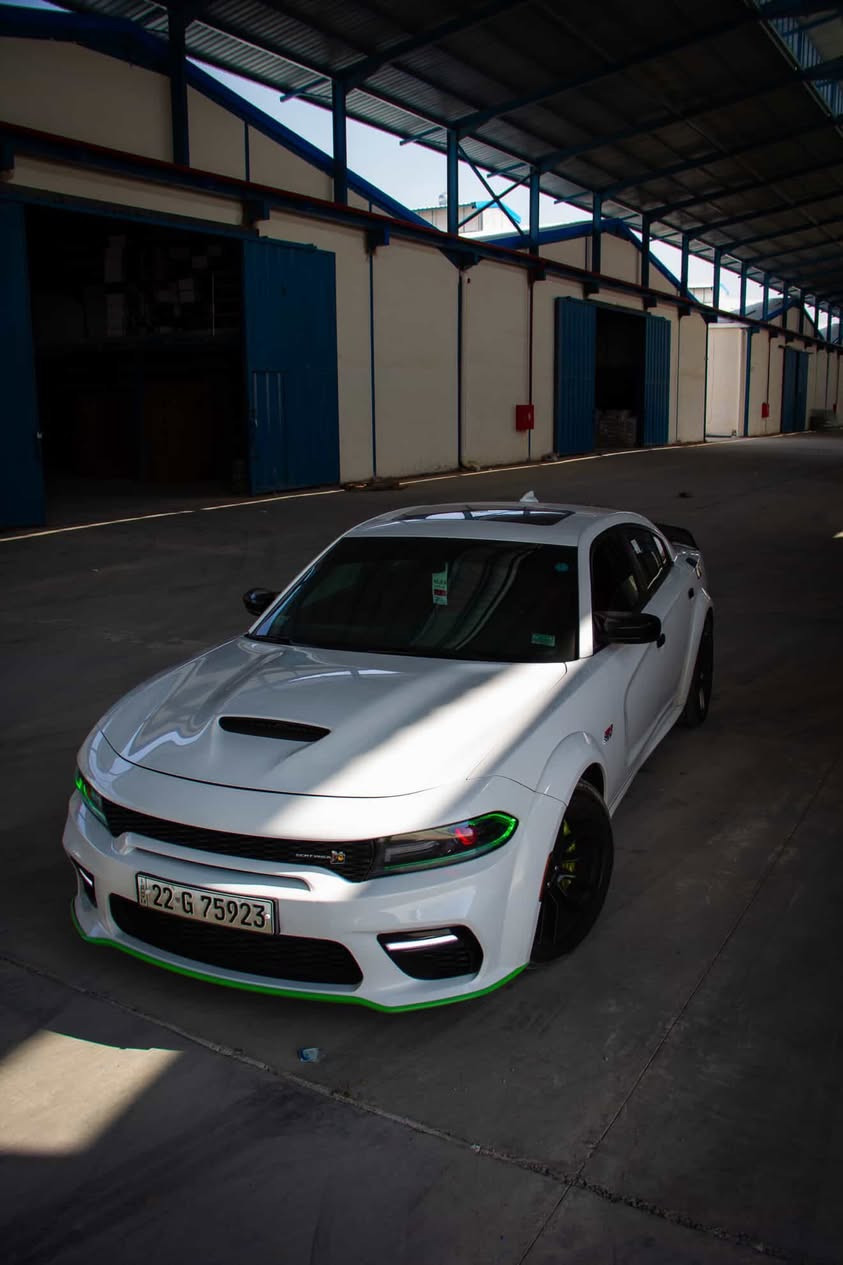 جارجر وايد بدي 2020 السياره ماشية ٩٠ الف كيلو فول مواصفات عده الرادار
داخل احمر
بانورما 
شاشة جبيرة
وبعد معروفة مواصفات الجارجر 
السيارة كلش قوية مطلعة ٥٣٠ حصان بس برمجة
السياره ستوني مخلص ادامة كاملة
وكاملة للاخير
حادثها جاملغ وباب مبدل نفس اللون فقط
السعر ٢٨٠ وبي مجال قليل
***********
