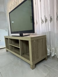للبيع ميز تلفزيون خشب اصلي جديد بسعر 60 الف وبي مجال شراي يراسل واتس 0...