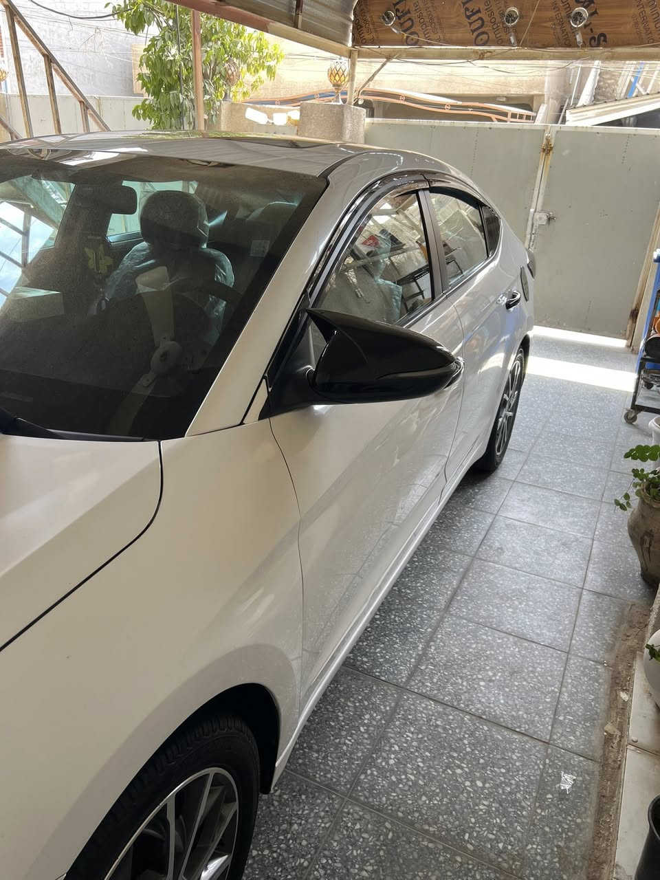 السلام عليكم 
النترا 20 
خليجي 
مكفوله لا ضربه ولا صبغ 
بيها بارد باب سايق وجاملغ عكس سايق شي خفيف 
ماشيه 79 و600 
بصمة 
فتحه 
حساس امامي خلفي 
3 انظمة قياده 
قطعتين تبريد 
محرك 2000 دوش 
رقم انكليزي هزه وسنويه جديده بس تحويل ملكيه 
شاشه اعطال 
5 ويل كب 
سياره جديده ماناقصها اي شي 
عنوان بغداد الغزاليه 
***********
