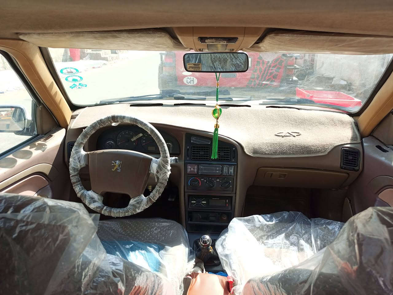بيجو 405 بيضه خصوصي موديل 2014 سياره حلوه ونضيفه كير مكينه حداديه مكفولات تخم تايرات مكفوله من ضربه كهربائيات كلها شغاله بيع او مراوس سعر 38 وبيها مجال مكاني بصره حيانيه دور الشرطه للستفسار *********** متواجد وتساب
