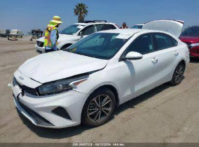 من رخصة الادمن المحترم❤️

السلام عليكم 
فورتي للبيع 23 ماشيه 65 الف كيلو 
مواصفات عاديه 
رادار كامره شاشه 
حادثها كما موضح بلصور  مابيها اي قطعه صبغ 
البنيد بارد والحوض راجع بارد بدون ايرباك 
رقم الهاتف  
***********
***********
 متوفر اتصال وواتس اب 
السعر165  وبيها مجال
