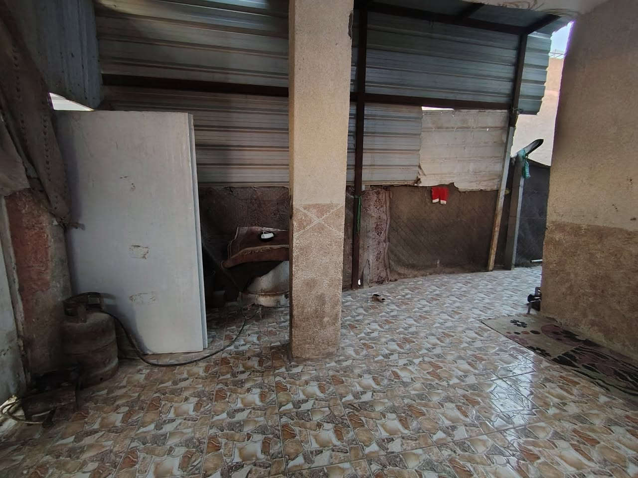 دار للبيع طابو زراعي سند 25 

المساحة 250 م 

يحتوي ع 2 غرف نوف استقبال هول مطبخ منور داير البيت 
كراج سيارة 

يبعد عن الشارع العام 50 م عرض الفرع 10 م 

العنوان شارع بزل حجي علي قرب العلوية الشريفة عليها السلام 

متوفر كافة الخدمات كهرباء ماء مولد شارع مدارس قريبة 

*********** ابو شمس 
*********** المحامي علي
