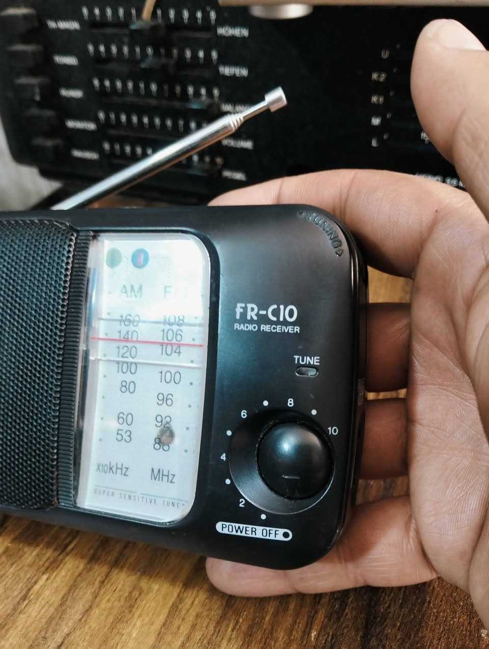 راديو أيوا aiwa صنع سنة 1980 
موجات الراديو FM AM 
سحب ممتاز للمواجات 
يعمل باتري قلم عدد 3 
يوجد فديو بالمنشور يوضح التشغيل 
السعر 35 الف مع التواصل 
للحجز والاستفسار المراسله على الخاص


**إذا كنت صاحب هذا الإعلان وتريد حذفه لأي سبب، رجاءا أرسل رسالة إلى الدعم الفني**