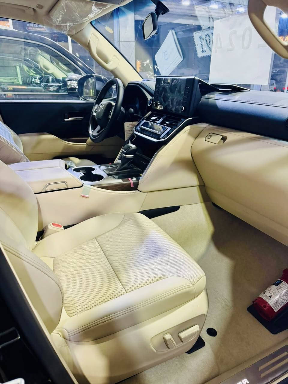 السلام عليكم لاند كروز م24زيروكليومتر لمتدد
فول موصفات 3شاشات 

شباج شمعه 

كأمره اماميه 

رقم بغداد جاهزه من كلشي زيرو معروف موصفات البريم 

داخل بيجي 

لسعر 745بيها مجال 

مكاني بغداد 

***********
