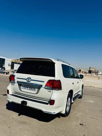 لاندكروز 2015   GXR v6 مكينة 6 سلندر رقم بغداد باسمي ماشية 132 الف حقي...