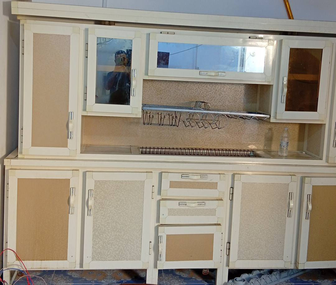 كاونتر مترتين ونص زائد سنك مرمر متر ونص نظيف كلش قوي مو من هذين الي بالسوك التعبانات نظافه مالته اكثر من تسعين بالميه  السعر 550وبي مجال مكاني البصره القبله رقم الهاتف ***********
