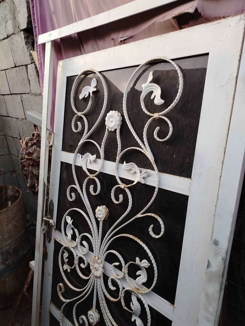 باب حديد نضيف كامل هوه والجرجوبه وحديد ثقيل سعره ١٤٠ وبي مجال *********** هيت, الأنبار
