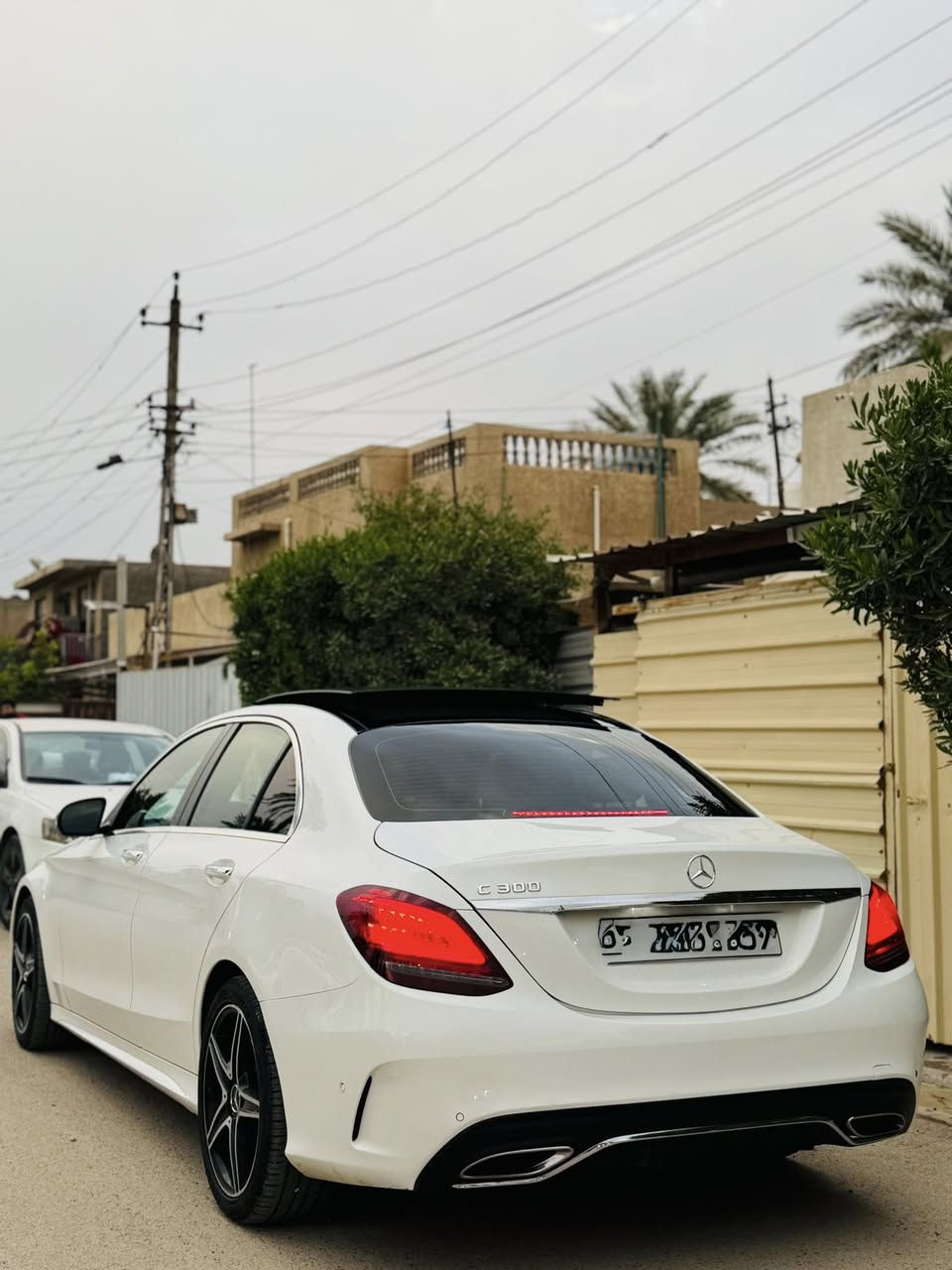 السلام عليكم
ارخص C class بالعراق بهذا الموديل 
C300 amg أصل
فول الفول 1/1 موديل 2019 دفع خلفي المرغوب 
 
صندوك كهرباء ، 5 كامرات ، فول رادارات 
إنارة داخلية 64 لون 
ميموري سيت 
حزام الأمان كهربائي 
دبل ماوس 
7 أنضمة قيادة
 وبعد كلش هواي مواصفات  

(السيارة كلين تايتل وارد أمريكي 
هنا بالعراق صار بيها 4 شخوط خفيفة جداً مامبينات أثر خباثة) 
السيارة ماشية 105ميل+صفر مسج
رقم دهوك السيارة بأسمي تحويل ثاني يوم 
*********** 
السعر 
245$
