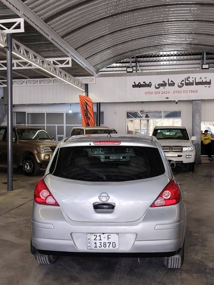 نیسان تیدا 2012 گێڕ توماتیک ناوزەرد
سەنەوی تا 2030تازەیە، کاڵبونەوەی نیە
پێنج پارچەی بۆیاغە، پێشی هیچی نیە
پشتی دەعمی هەیە حەوزی گرتوە
چوارتایەی نوێ یە ، شاشە ئایپادە
مالی دوسته سەیارەیەکی بی مەسرەفه
گیرومەکینەو تەبرید بەشەرت
*********** ڤایبەرو وەتس ئەپ
*********** له شاری کۆیەم
74 وەرەقه و مەجالیکی کەم كويسينجاك, أربيل
