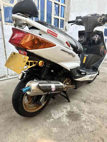 السلام عليكم ،
سكنس فحل طلاعات 
الدراجة نضيفة وتزويدهه اصلي واني هم ضايفلهه نواعم تجاري 
مكينة 59 بوشة تتمارك كور بصمة 
كلجات wf  شلعة ومعدل تشك لكاع
صالنصة بوري عدل 
صدر رياضي 
ويالة رياضي 
ستاند صفح 
وبعد كلش هواي تزويد ونواعم 
والباقي كدامك 
"نقصهه دبلات خلفي فقط "
السعر مليون وربع ١٢٥٠ وبيهه مجال حك جيتك 
وكلشي موجود بالسوك 
للاستفسار *********** 
مكاني الشعب قرب سما بغداد
