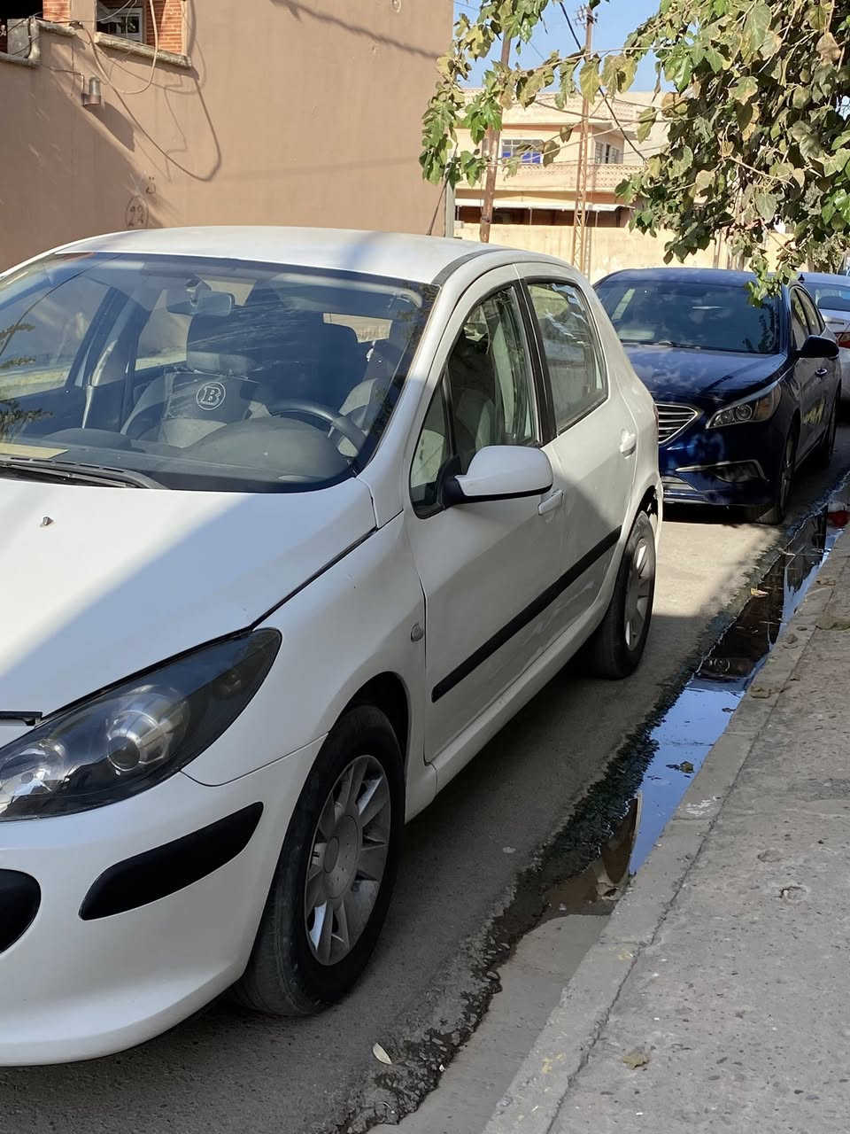 بيجو فرنسي موديل ٢٠٠٦ ٣٠٧ سيارة جاهزة بيها قطع متفرقة تنباع حزام محرك گير شرط شاشة ايباد سماعات جدد كهربائيات جديدة نوزلات بلكات جدد مكانها موصل سعرها ٥٥ ورقة 
رقم تلفون ***********
