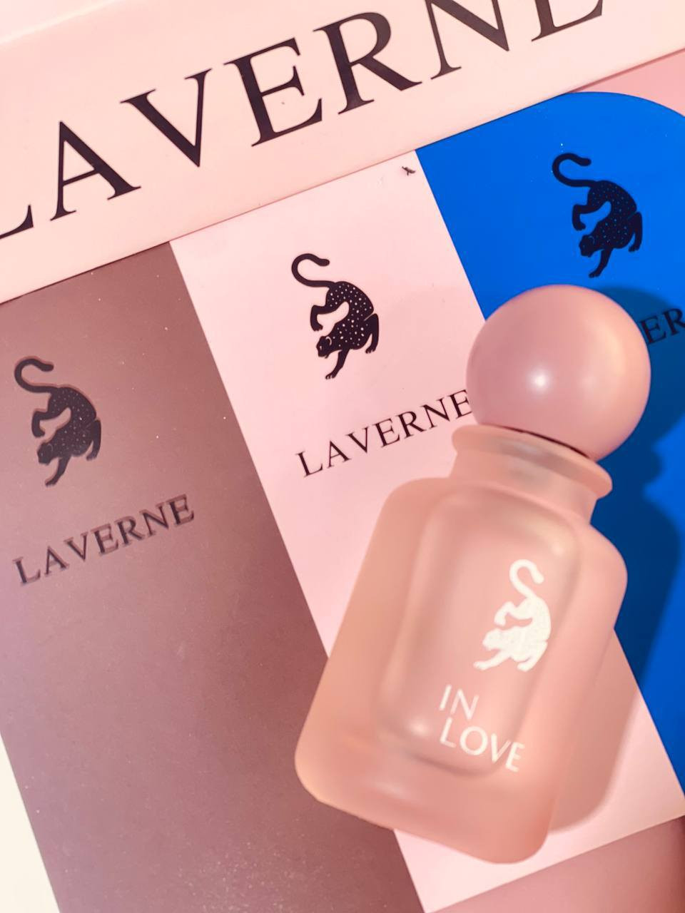 للي يحبون الكشخة والروائح اللي تثبت، وفرنا لكم ميني عطور لافرين السعودية. الحجم يجنن للجنطة والسيارة، والريحة تاخذكم لغير عالم:
• 💙 الأزرق (Blue): عطر الهيبة والفخامة، ريحة بخور على فرنسي.. مال واحد يريد يترك أثر وين ما يروح.

• 💗 الوردي (Miss): قمة الأنوثة واللطافة، ريحته أزهار وفواكه هادئة.. كلش مناسب للدوام.

• 🤍 الأبيض (Dare): عطر "النظافة" والراحة، ريحة مسك بارد يخليك تحس بالانتعاش طول اليوم.

• ❤️ الأحمر (Forbidden): الثقيل والمميز، ريحته دافئة وتجذب.. مثالي للسهرات والطلعات الليلية.

• 💖 الوردي المطفي (In Love): الرومانسية كلها بهذا العطر، ريحته "سويت" وهادئة تذوب القلوب.

. 💚الازرق بلو لافيرن بخور (Blue Laverne Bakhur)؛ عطر الفخامة والهيبة.
مزيج رهيب بين البخور الملكي ولمسة انتعاش باردة قوي جداً وفوحانه يملي المكان.

كولكشن يجمع بين سحر الشرق وأناقة الغرب بقطعة وحدة. 🔥

سعر القطعة 6,000


**إذا كنت صاحب هذا الإعلان وتريد حذفه لأي سبب، رجاءا أرسل رسالة إلى الدعم الفني**