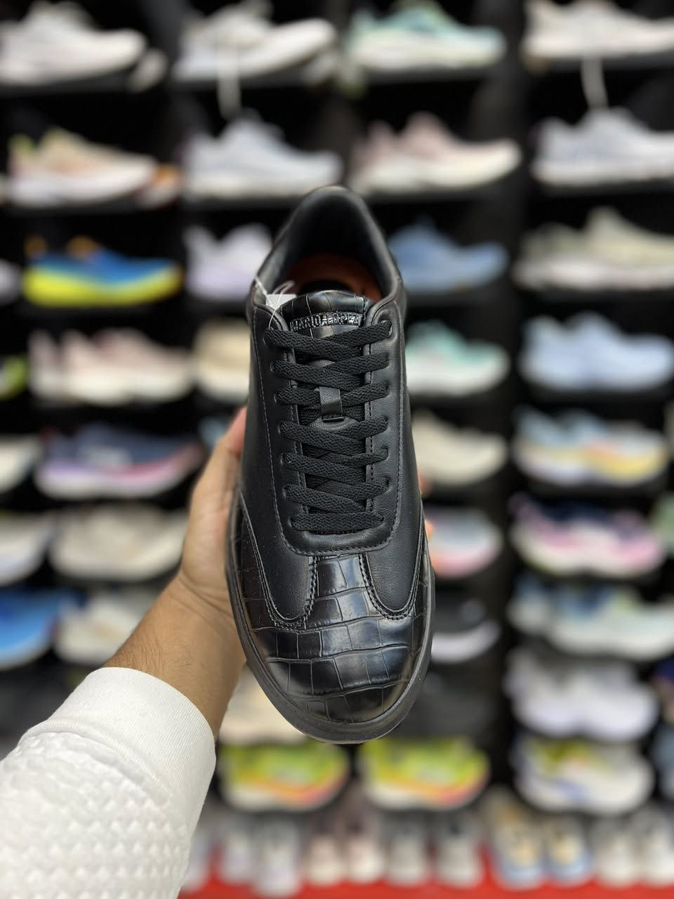 Mario Lopez

الخامات: الجزء العلوي مصنوع من الجلد مع تداخلات بنقشة جلد التمساح.
النعل: نعل مطاطي سميك ومسطح يوفر ثباتاً وراحة أثناء المشي

متوفر قياس 44
السعر 35 الف

العنوان النجف ملحق الروان 
توصيل 🚚 محافظات 6 داخل النجف3 
*********** واتساب#
