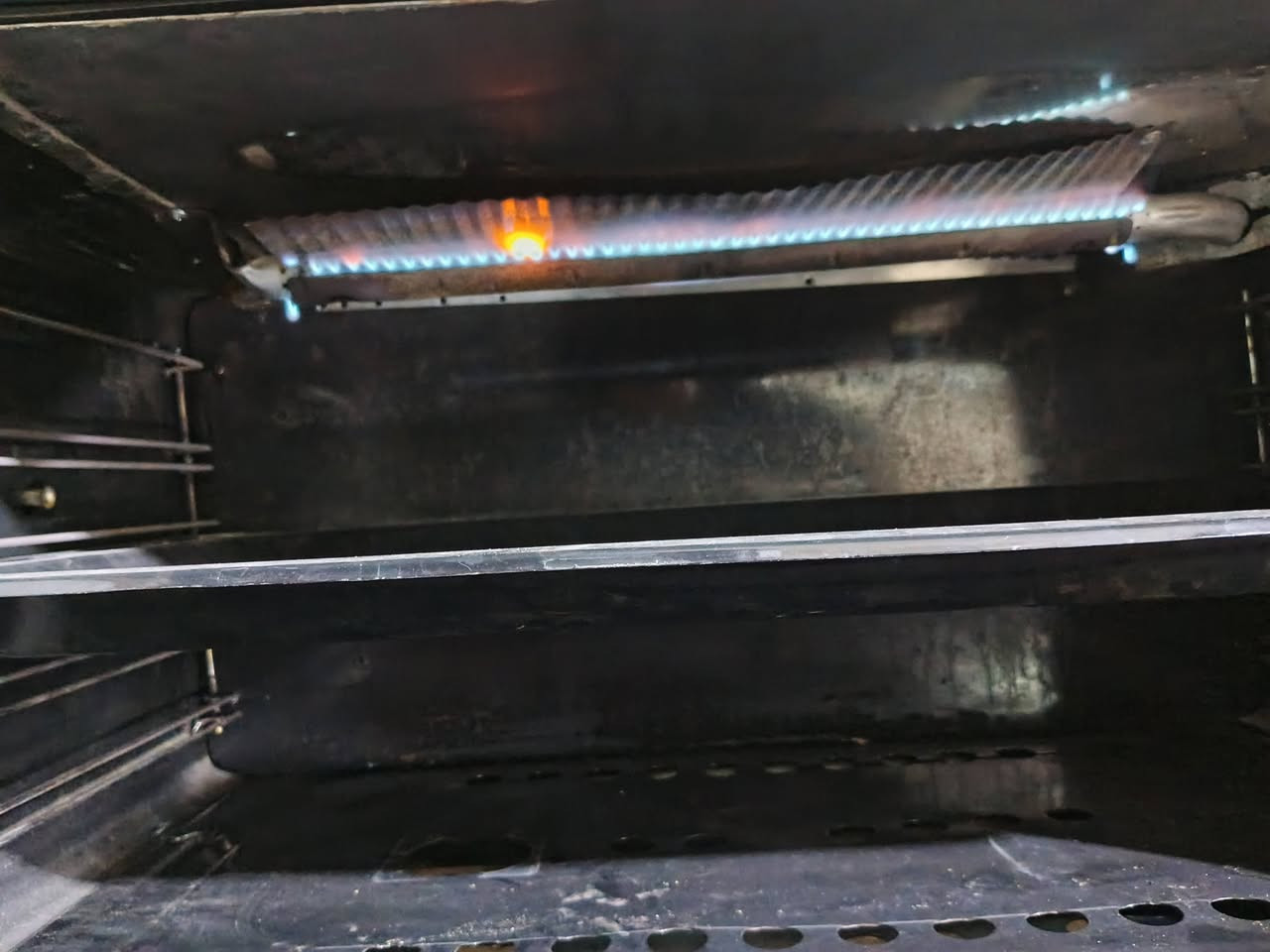 طباخ نضيف شغال كله نفس صوره ب150 وبي مجال ***********
