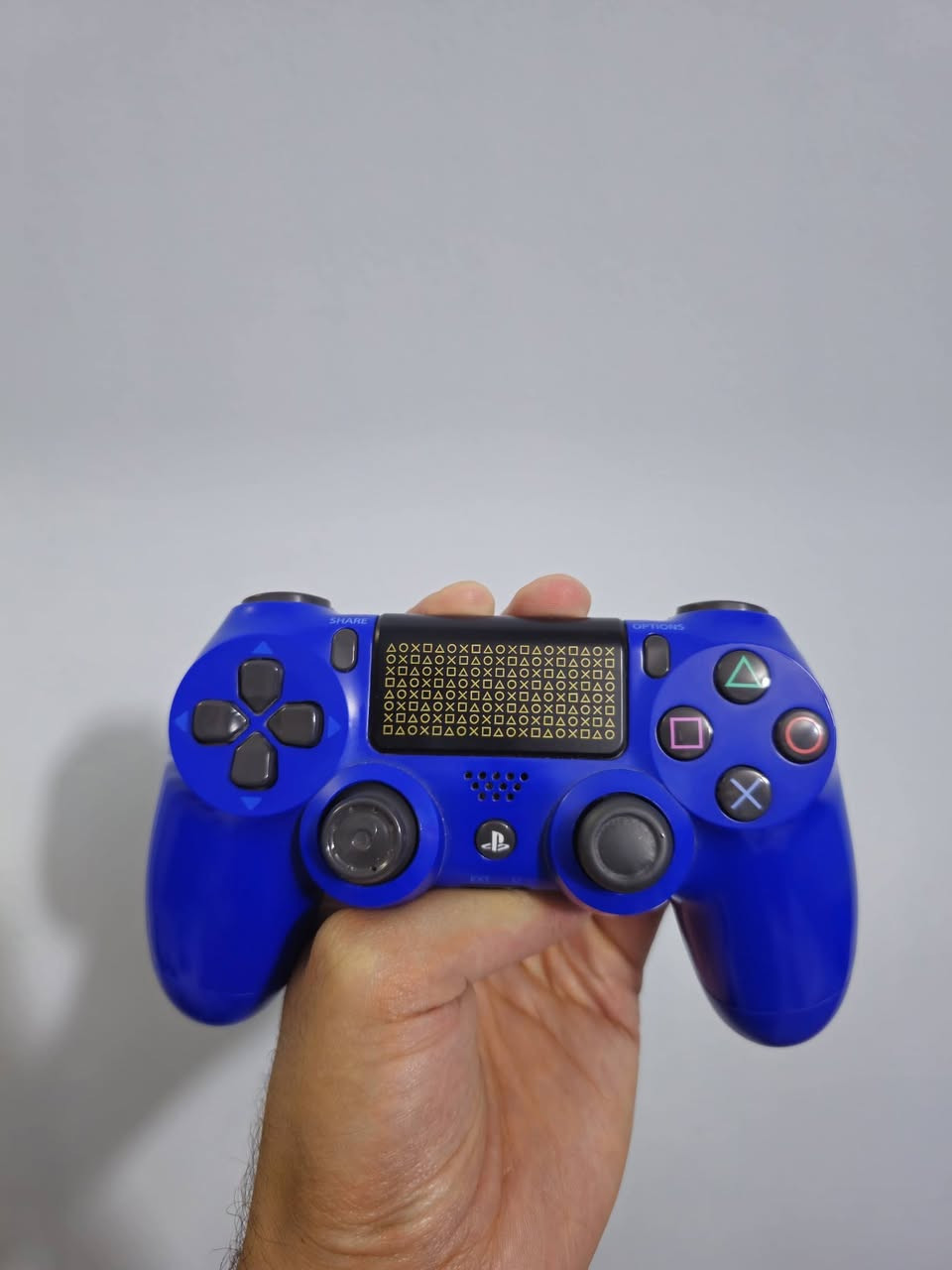 ps4 slim limited edition 
مستعمل نظيف نظافة 100% ممفتوح هارد 1TB اونلاين امريكي وياه جوستك اصلي وياه قاعدة للبلي و غراضه كامله 
سعر 300 الف 
تواصل واتساب ***********
