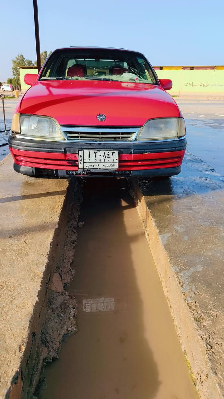 السلام عليكم للبيع اوبل اوميكا موديل 91 قادسيه سياره تخم تاير بطاريه جديده كير مكينه جديد مصبوخه جماليه  سياره نشطه غرفه جديده مكان الديوانيه السعر خاص للسفسار ***********
