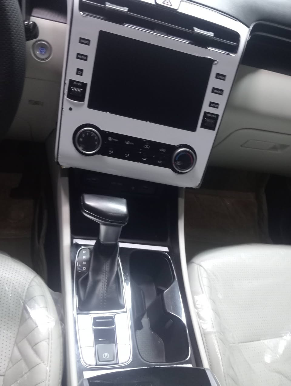 السلام عليكم
هيونداي توسان 
موديل 2023
ماشية 40 كفالة عامة شرط الفحص
فول مواصفات 
بصمة 
بنوراما
هاند بريك بصمة
مودرايف ثلاث وضعياة قيادة 
كشنات جلد
كشنات كهرباء
سعر 210
رقمي ‏‪0772 779 2443‬‏
