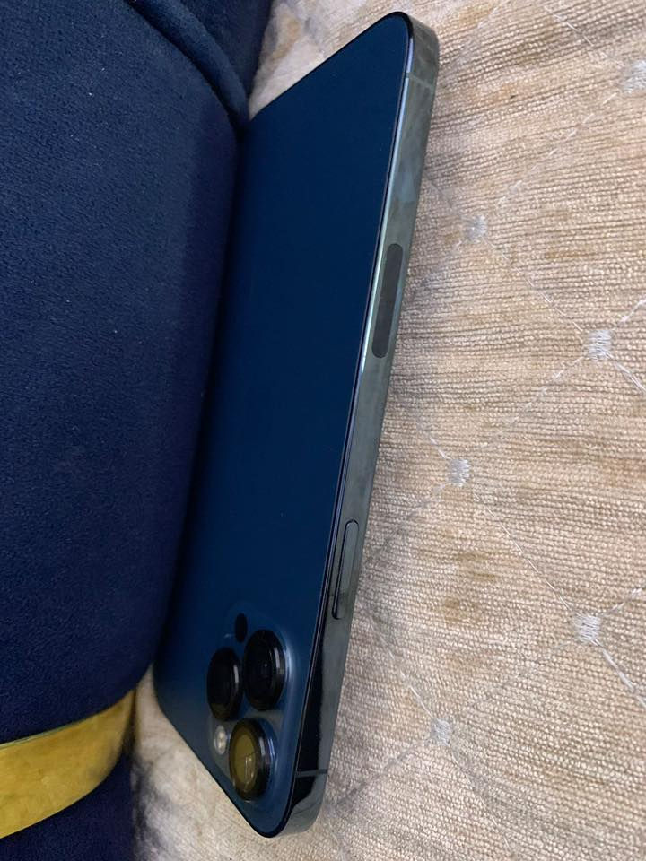 السلام عليكم 12برو ماكس جديد شحط مابي ذ256لون نيلي  ممبدل بي اي شي *********** ملاحضة حماية مكسوره مو الكامرة
