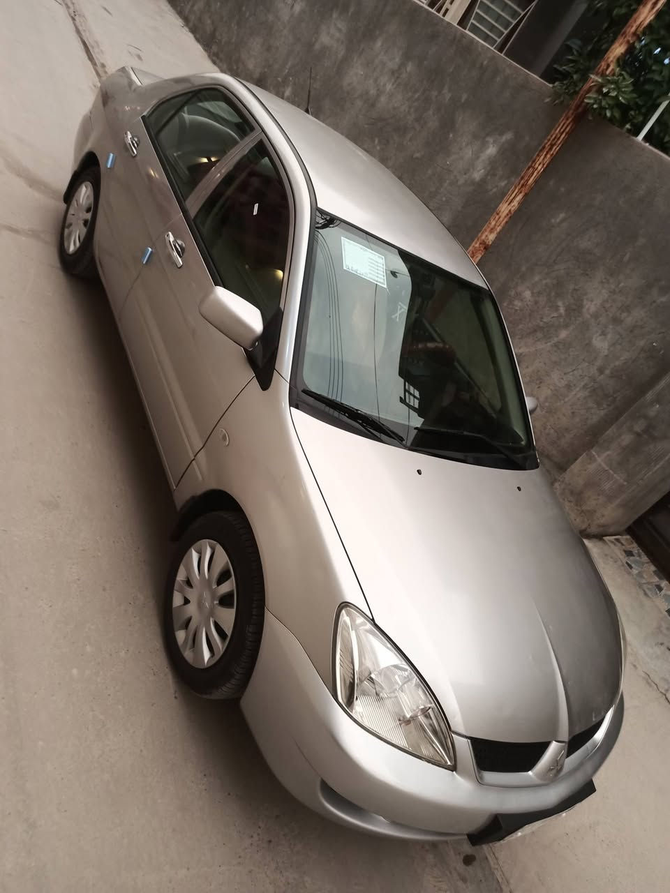 السلام عليكم شباب لانسر موديل 2011 الشركة العامه رقم بغداد السياره مكفولة كفاله عامه من الصبغ والضرر والسونار موجود بالصور السياره تخم تاير جديد صدر جديد مكينه وكير برغي ممفتوح بيها شرط الفحص داخل بيجي عسلي ماشيه 169 السياره على حاله الشركه السعر 93 مكان السياره ديالى بعقوبة وهذا رقمي ***********
