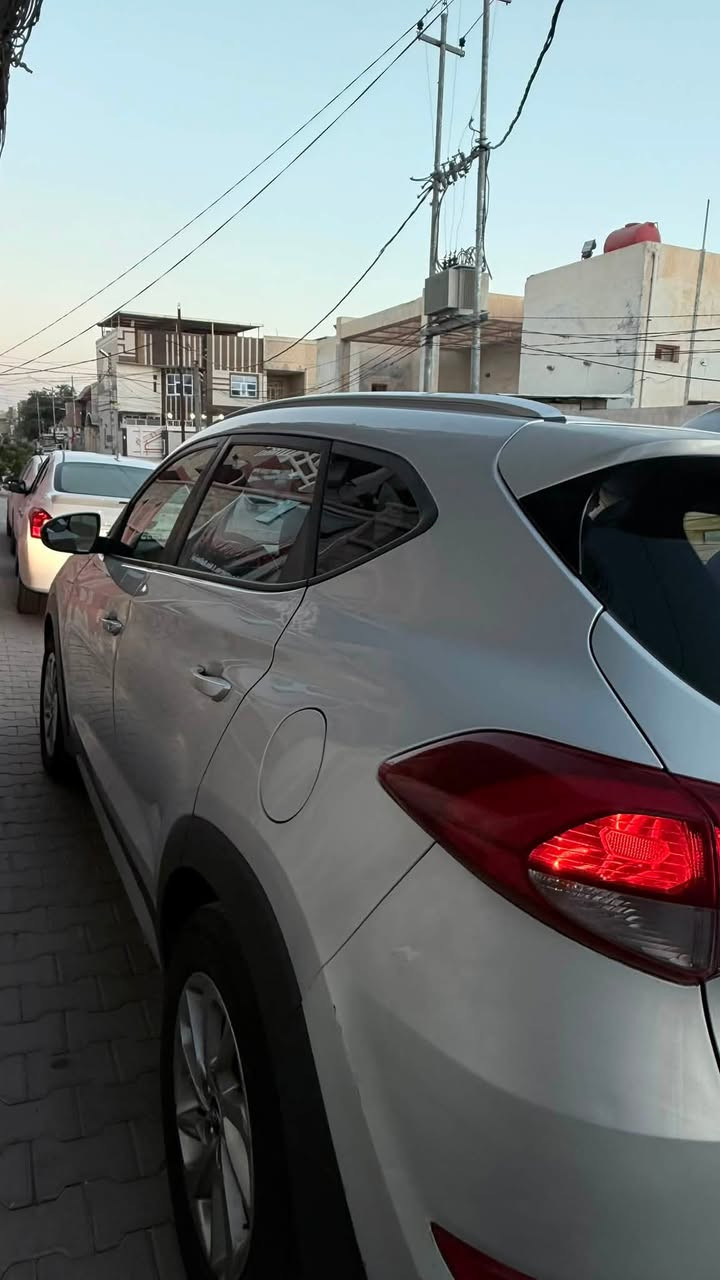 هونداي توسان 2018 وارد امريكي
ماشيه 172,586 ميل 

الموصفات :- 
موديل 2018 
دفع رباعي 
محرك 2000 GDI 
مانع انزلاق 
كشنات تدفئة 
انظمة  قياده اعتيادي ايكو سبورت 
لايات زينون 
كاميرا خلفيه 
مثبت سعرة 
ابل كاربلاي
تحكم ستيرن
مثبت سرعه 
نظام التحكم بالجر
السعر 135 ورقة وبيه مجال بسيط 
للتواصل ***********
