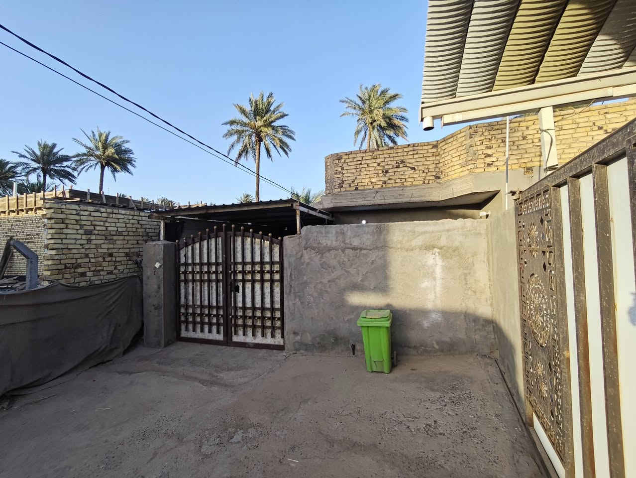 بيتين للبيع في منطقه الغليس 
سند 25
سعرهما 220
مساحه البيتين 550 
مساحه الكبير 200 البناء فقط 
مساحه البيت الصغير البناء  160 
بناء البيت الكبير جديد والثاني قديم
يحتوي البيت الجديد
 على 4 غرف نوم
مطبخ حراري ومطبخ بارد
استقبال كبير
 وهولين 
حوش يتسع الى 3 سيارات 
يحتوي على ممرات كبيره
والبيت القديم
يحتوي على غرفتين نوم 
هول استقبال كبير ومطبخ  وكراج سيارتين
 للتواصل 
خاص او على هذا الرقم
***********

